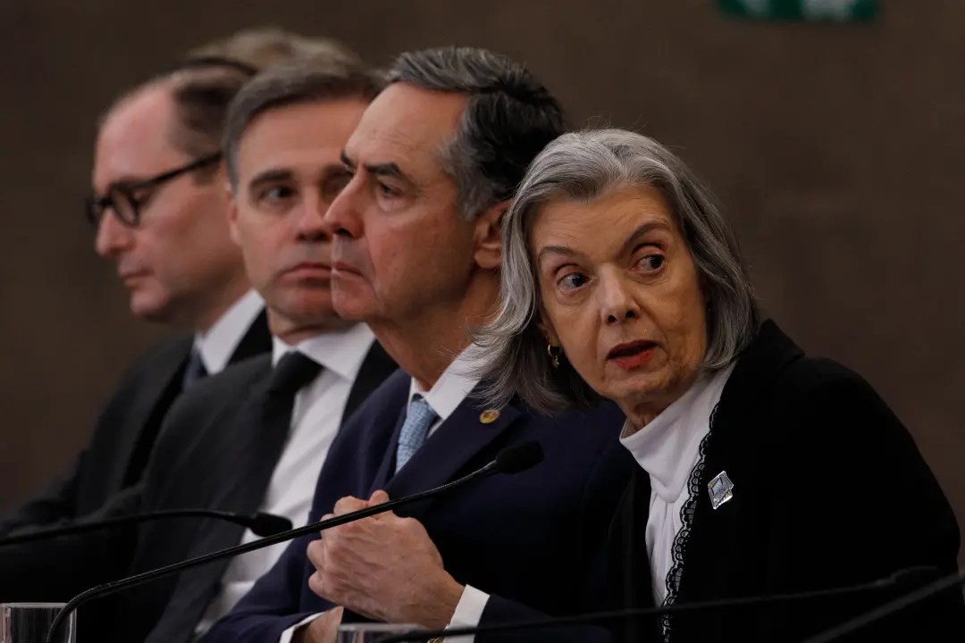 Três votos a favor de juntar os procedimentos e Edson Fachin votou pela separação, com Carmen Lúcia decidindo sobre o p…