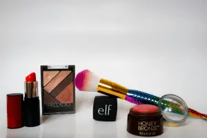 e.l.f Cosmetics chegando no Brasil com mais de 150 produtos e preço a partir de R$ 45. A chegada marca uma entrada de m…