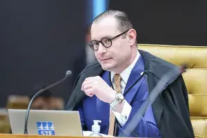 Ministro Zanin votou junto com Gilmar Mendes e Flávio Dino para analisar casos de Alexandre de Moraes e André Mendonça …