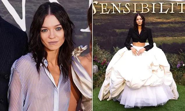 Esmé Creed-Miles trocou o vestido dramático por uma blusa transparente na estreia de Sense and Sensibility na terça à n…
