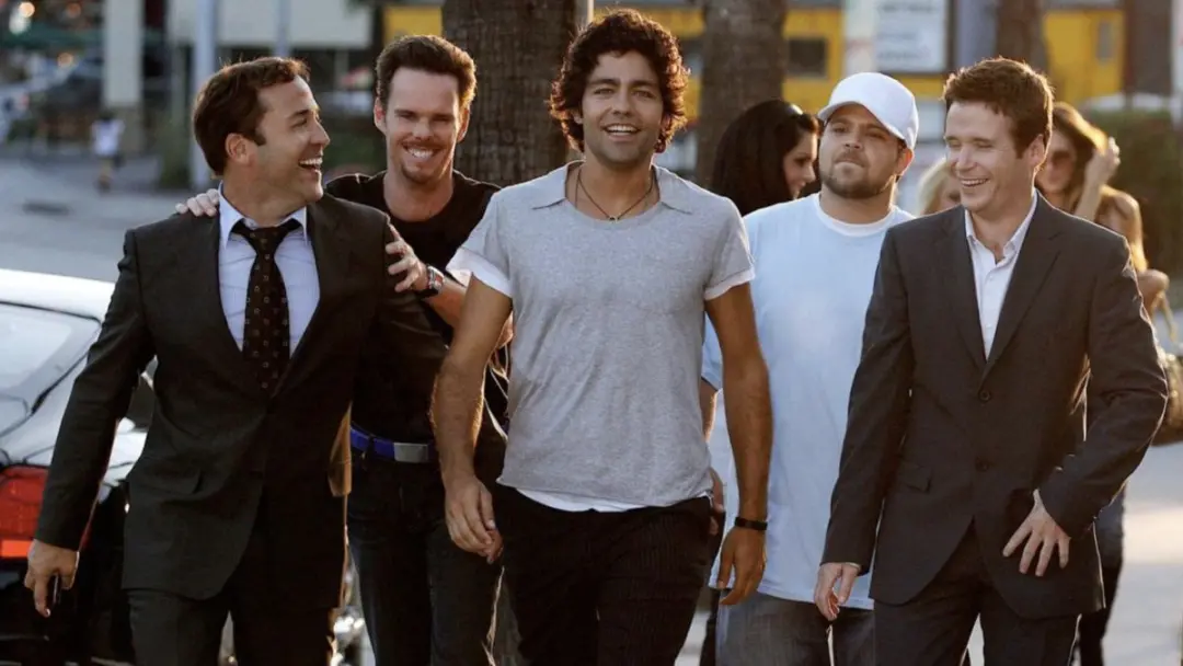 Doug Ellin, criador de Entourage, critica um comercial de apostas da Betr que usa estilo e personagens da série. HBO ta…
