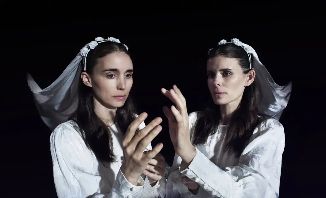 Kate Mara e Rooney Mara receberam um convite de Werner Herzog para o filme Bucking Fastard através de uma carta. Isso m…