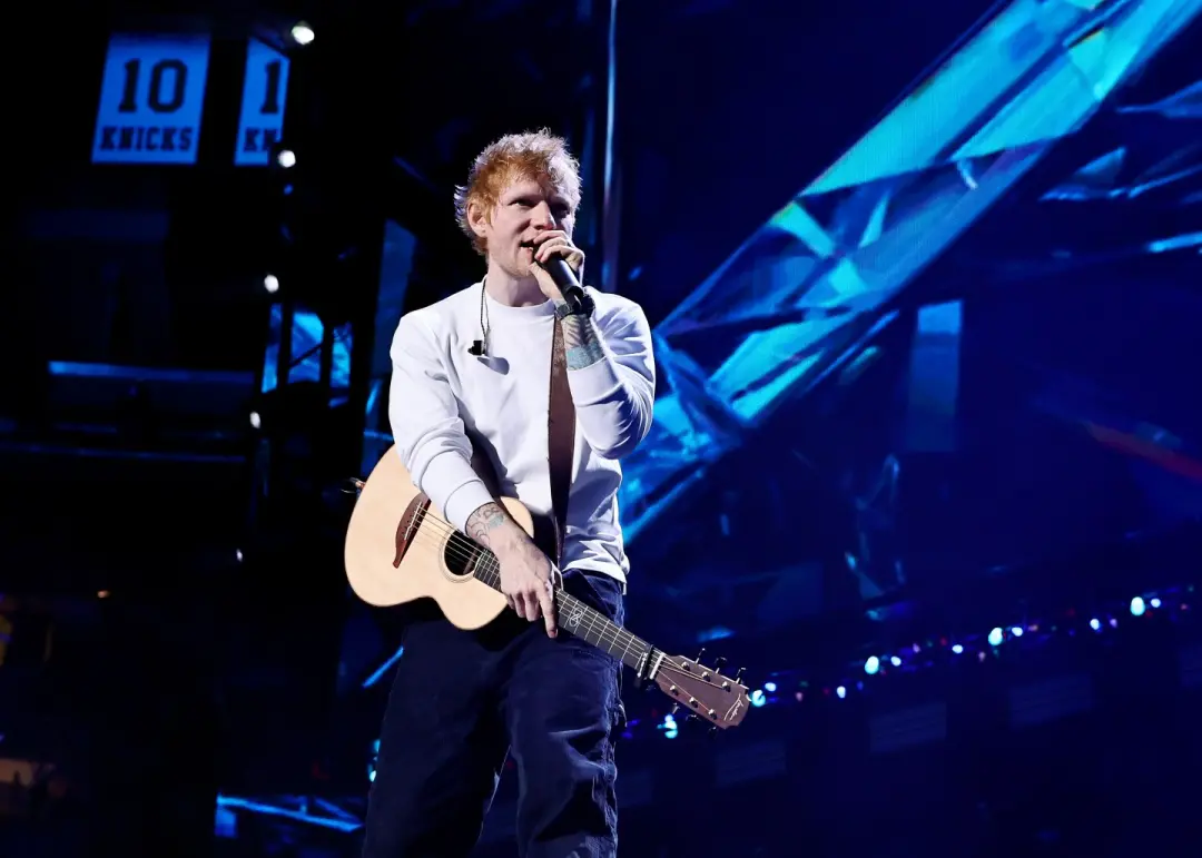 Aaron Rowe, opener do Ed Sheeran, deixou a turnê em solidariedade a Macklemore. Ele disse que nao vai ficar parado vend…