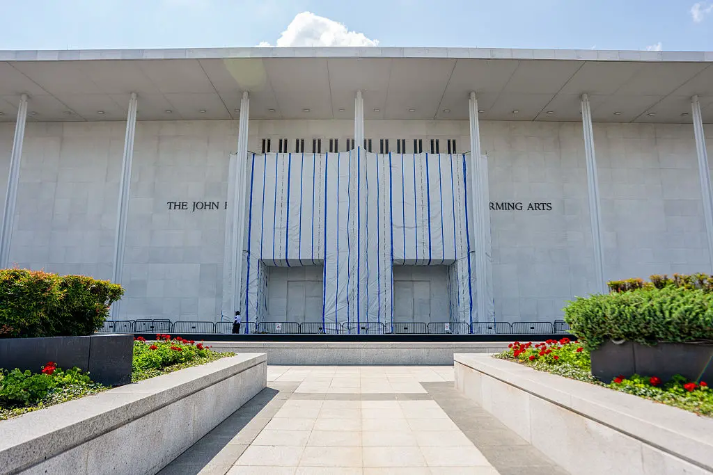 Kennedy Center vai fechar o prédio principal por dois anos. A diretoria decidiu isso após a liderança dizer que o centr…