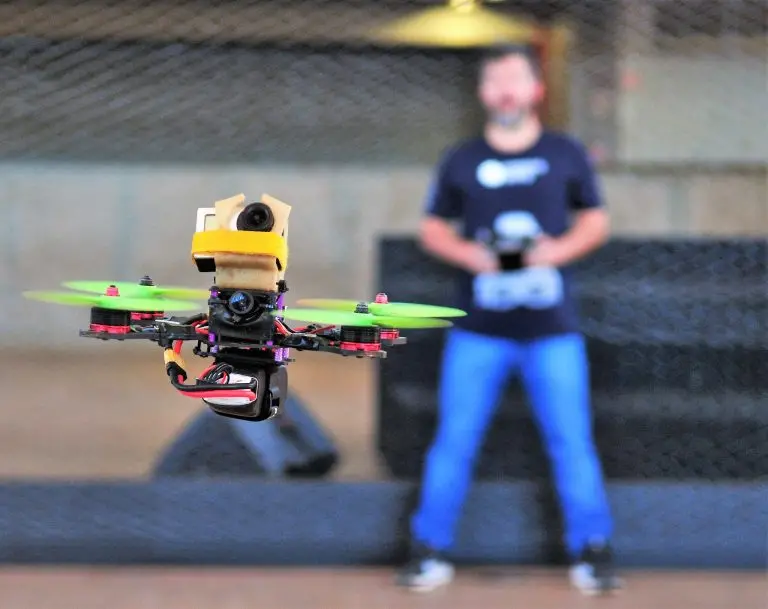 Projeto flexibiliza regras e dispensa licença para uso civil de drones em áreas livres. A burocracia atual tratava o us…