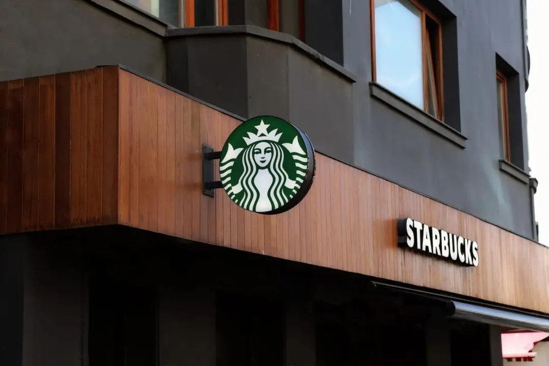 Starbucks investe um bilhão de dólares pra reformar até nove mil lojas nos EUA. A meta é transformar os locais em verda…