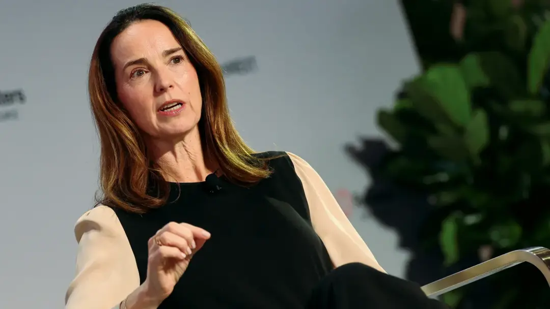 Sarah Friar, diretora financeira da OpenAI, fala sobre a necessidade de levar a segurança da IA a sério. Ela menciona q…