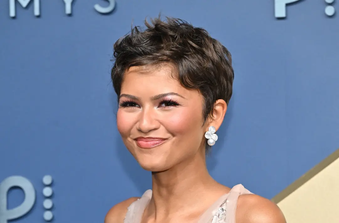 Zendaya no Emmy 2026 com um corte pixie texturizado gerou debate sobre o cabelo curto engrossar os fios. Especialistas …