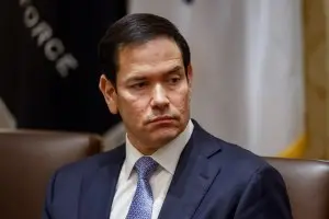 Rubio e o ministro de Omã conversaram sobre a situação no Estreito de Ormuz, em meio a novos relatos de ataques no tráf…