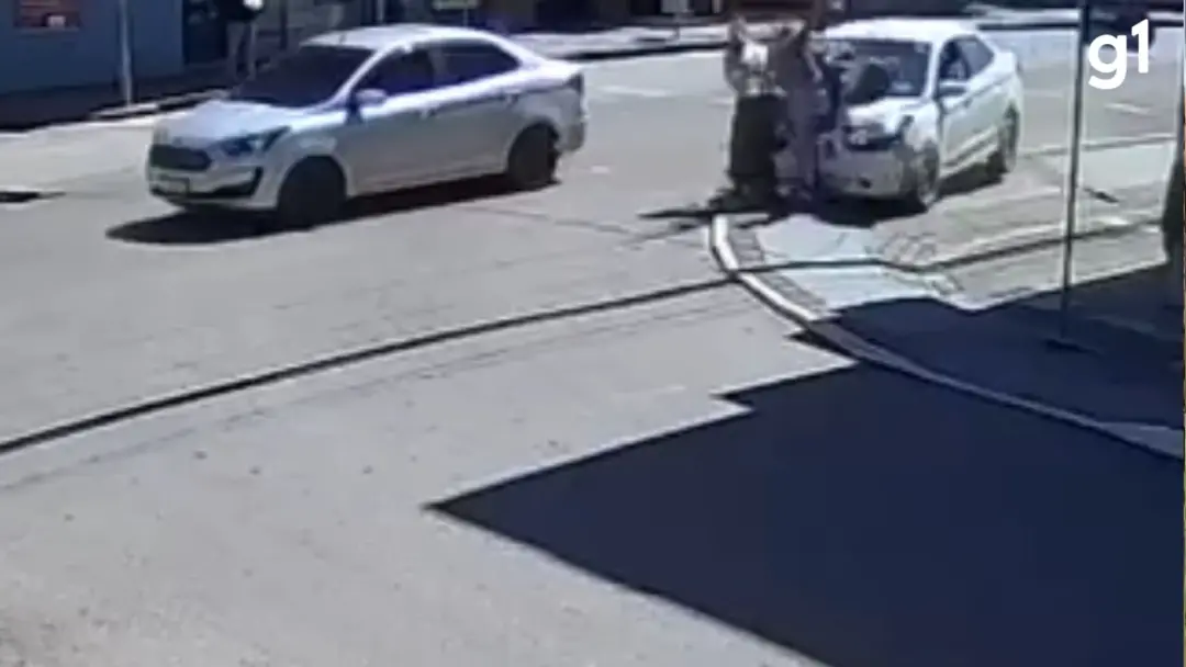 Pelotas, no Centro, um carro invadiu a calçada e deixou seis pessoas feridas, incluindo um bebê de 11 meses. É muita ge…