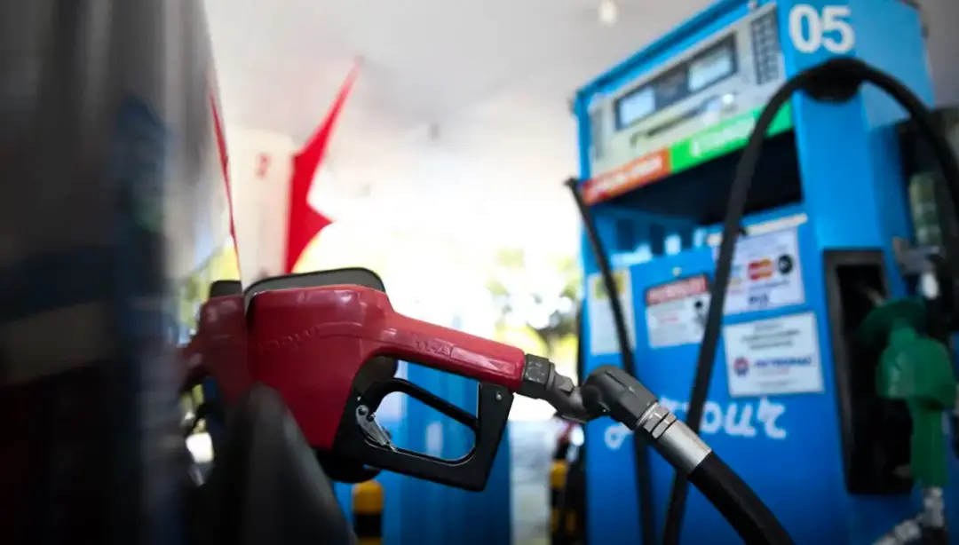R$ 3,49 por litro o preço que a Petrobras cobra pelo diesel para importadores. Essa defasagem de 107% em relação ao mer…