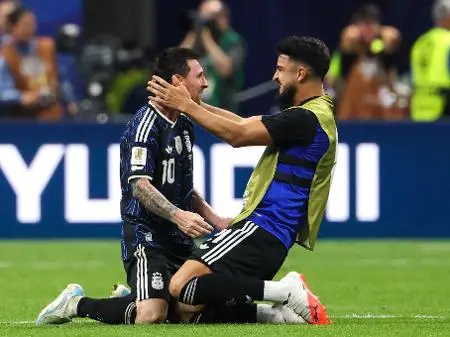 Messi foi convocado para a despedida na Argentina com Flaco e Giay. É um momento importante para o jogador, mas temo qu…