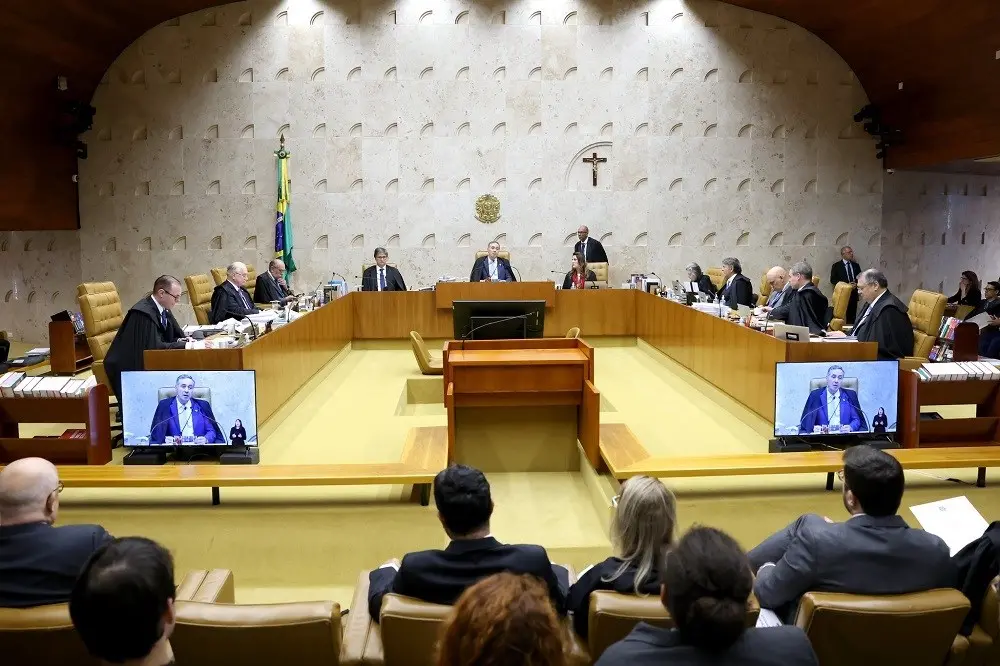 Plenário do STF votou 4 a 3 para adiar julgamento conjunto de Moraes e Mendonça, analisando o caso do Banco Master em s…