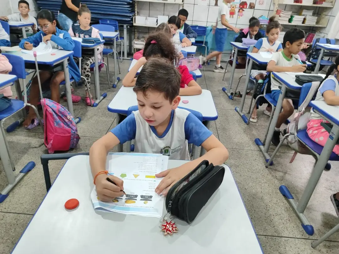 Goiânia, servidores da Educação encerraram a greve com acordo de ganho médio de 19,18% acumulado até 2030. A reestrutur…