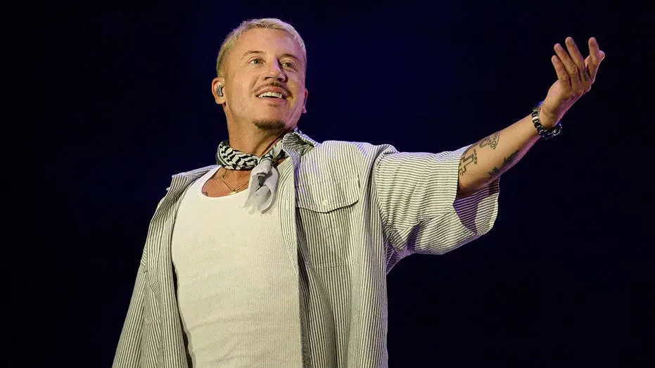 Michael Rapaport celebrou a retirada de Macklemore da turnê de Ed Sheeran. A remoção veio após o rapper ter feito pedid…