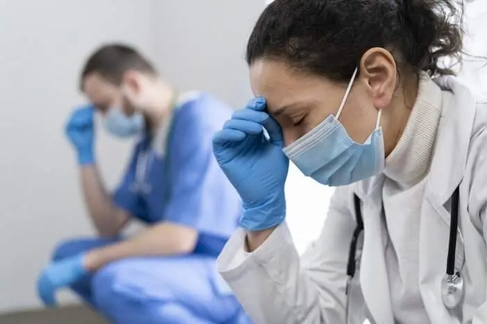 Quase metade dos médicos de UTI no Brasil, 48,5%, apresenta alto esgotamento, mostrando que oito em cada dez precisam d…