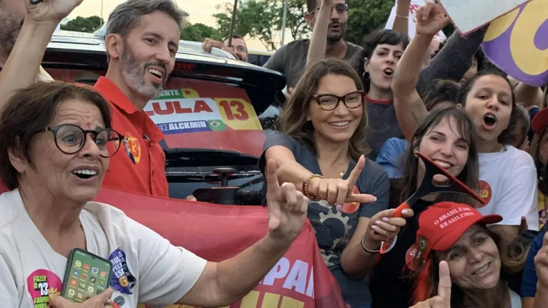Janja Lula da Silva fez adesivaço e cantou jingles com Leandro Grass na Torre de TV, em Brasília. A participação em ato…