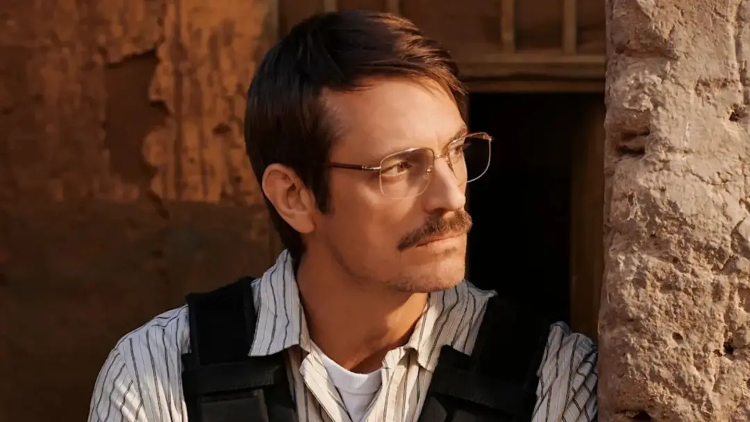 Joel Kinnaman está no novo suspense político High Value Target: The Hunt for Saddam, que estreou com uma nota rara dos …