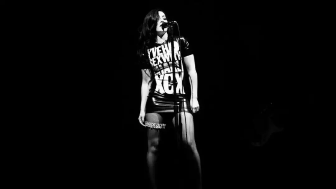 Brooklyn recebeu o espetáculo de Charli xcx com a turnê Music Fashion Film. Ela apresentou 29 músicas, incluindo as 11 …