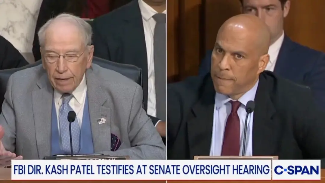 Senador Chuck Grassley questionou Cory Booker durante audiência do FBI com Kash Patel, chegando a perguntar se ele esta…