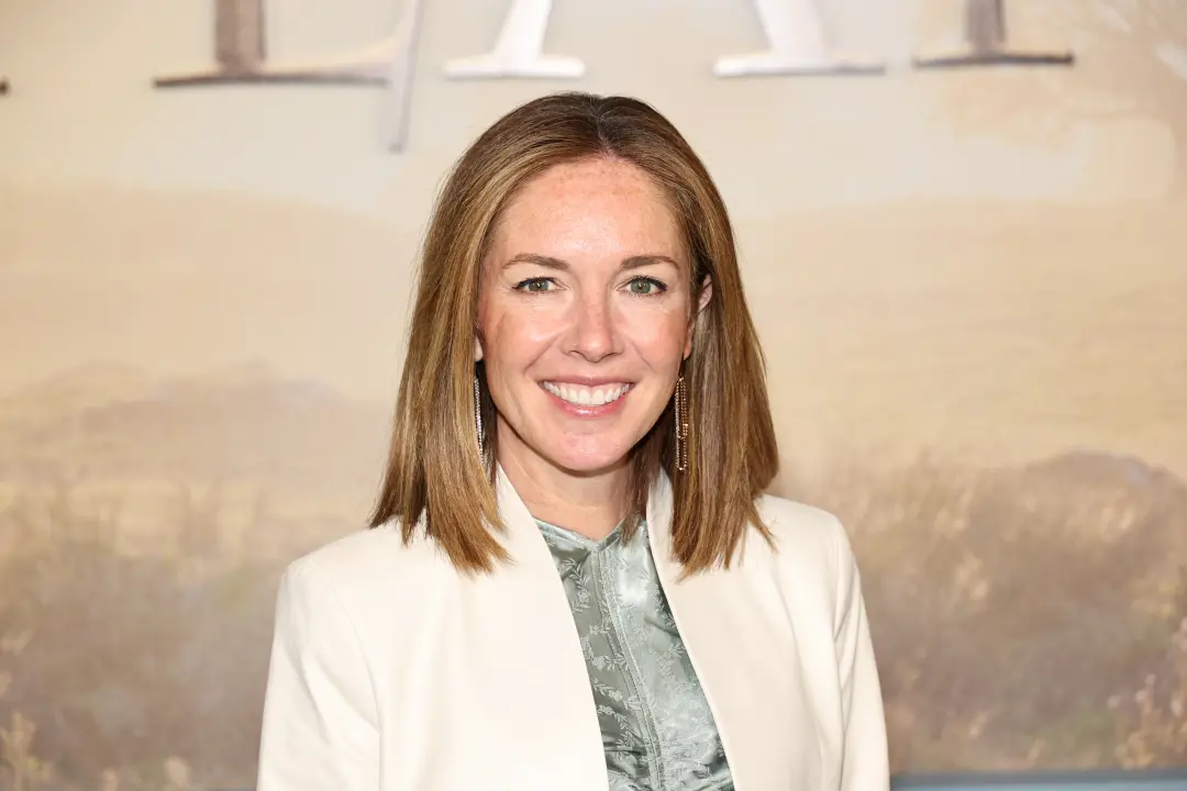 Alison Hoffman renovou contrato na Starz Networks até o fim de 2029, recebendo 1,485 milhão de dólares anuais. Essa con…