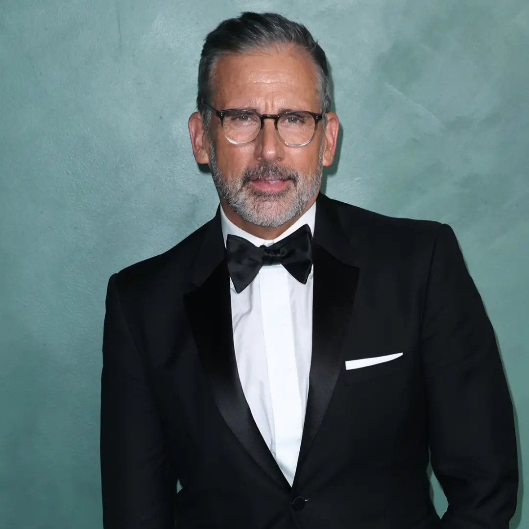 Steve Carell falou sobre a galera da internet chamando ele de zaddy no Emmy de 2026. Acho que é engraçado ver como a in…
