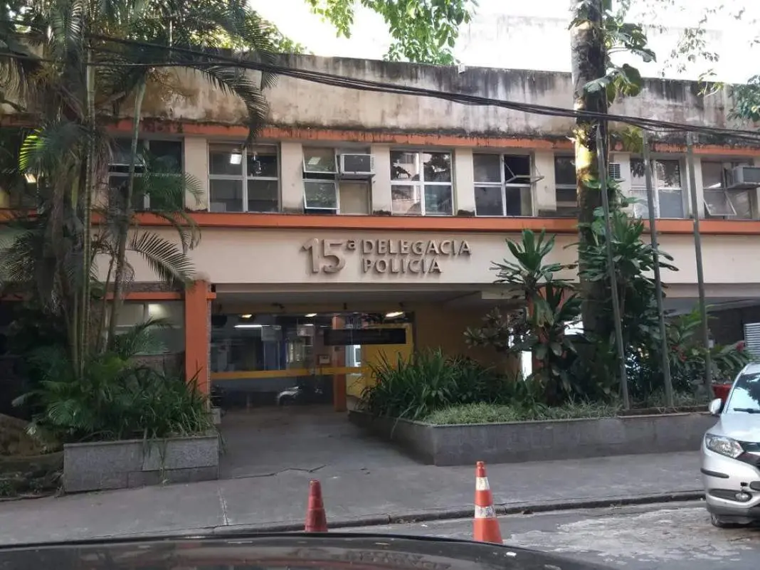 Três suspeitos de aplicar golpe do bilhete premiado foram presos em Copacabana, Zona Sul, por abordar idosos e consegui…