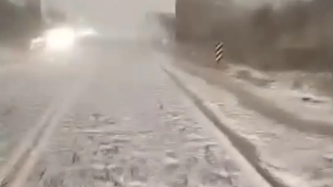 Rodovia em Araxá foi coberta por granizo durante um temporal na segunda. A camada de gelo no asfalto mostra como a inte…