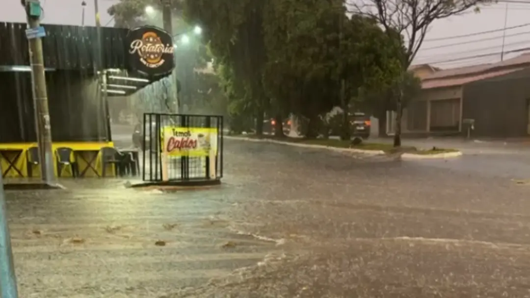 Alagamento na rua João Balbino, em Santa Mônica, acionou alerta da Rondon Pacheco em Uberlândia e deixou gente sem luz.…