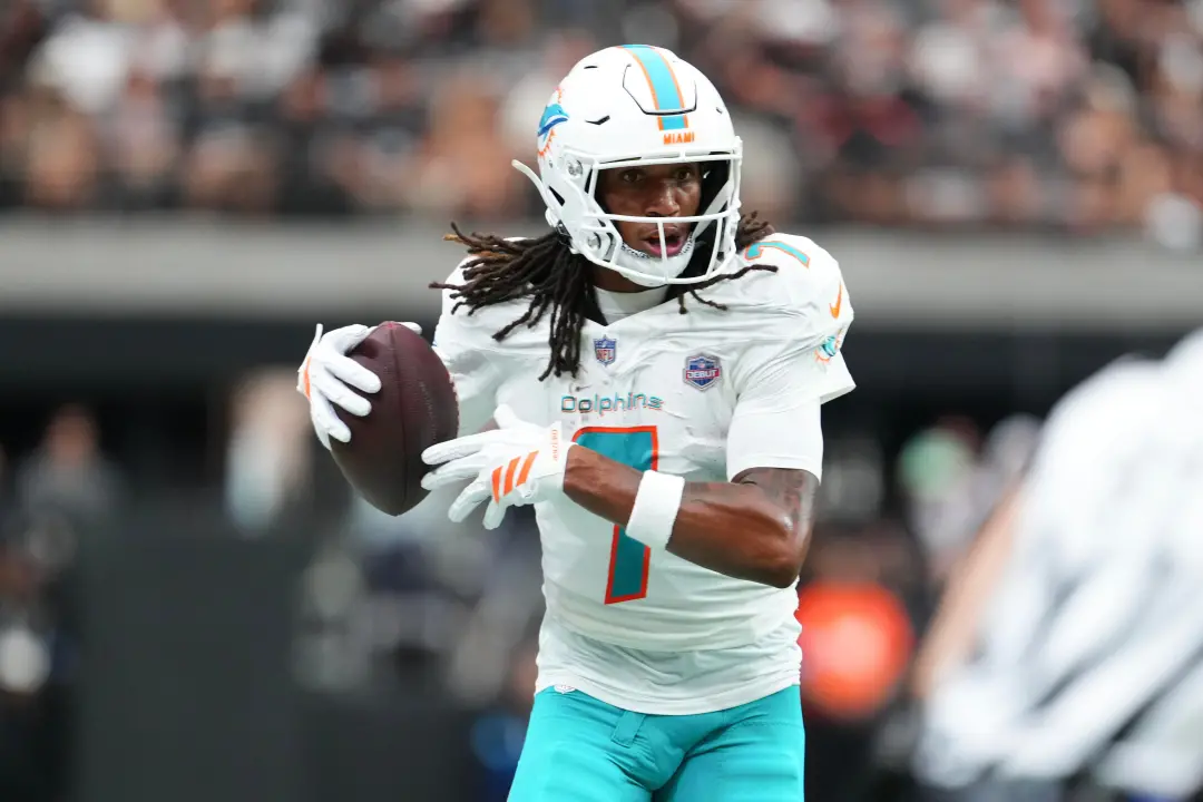 Caleb Douglas, novato dos Dolphins, foi indicado ao prêmio Rookie of the Week após marcar cinco recepções com 94 jardas…