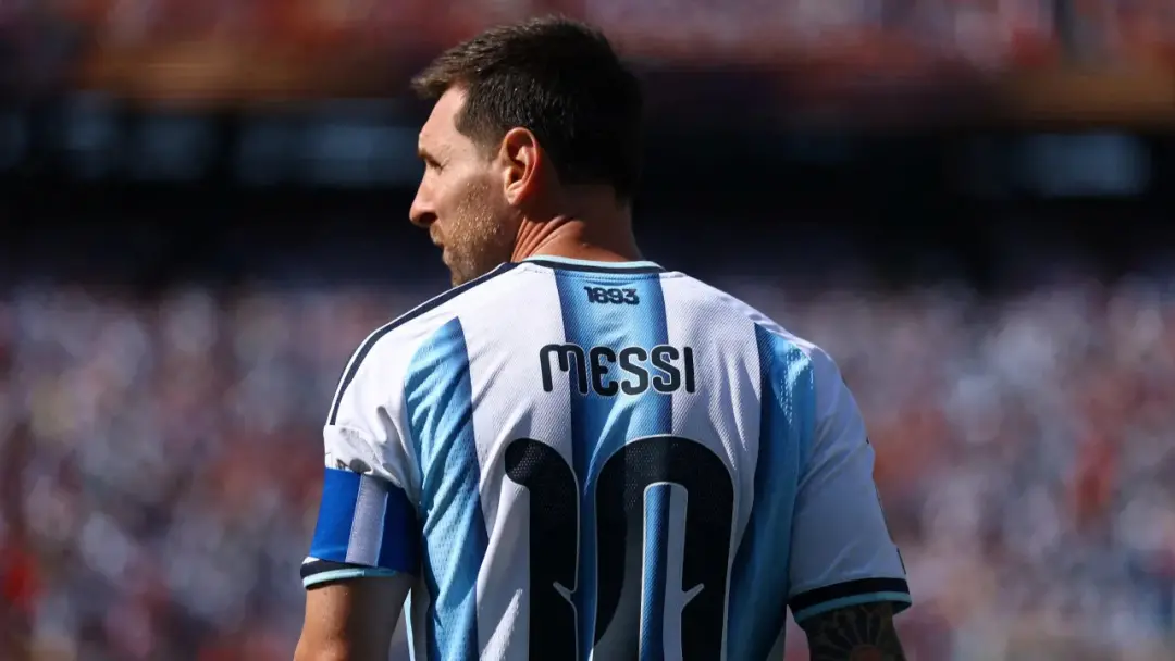Messi vai fazer uma despedida internacional pela Argentina. Ele disse que não tinha mais nada a dar para a seleção. Acr…
