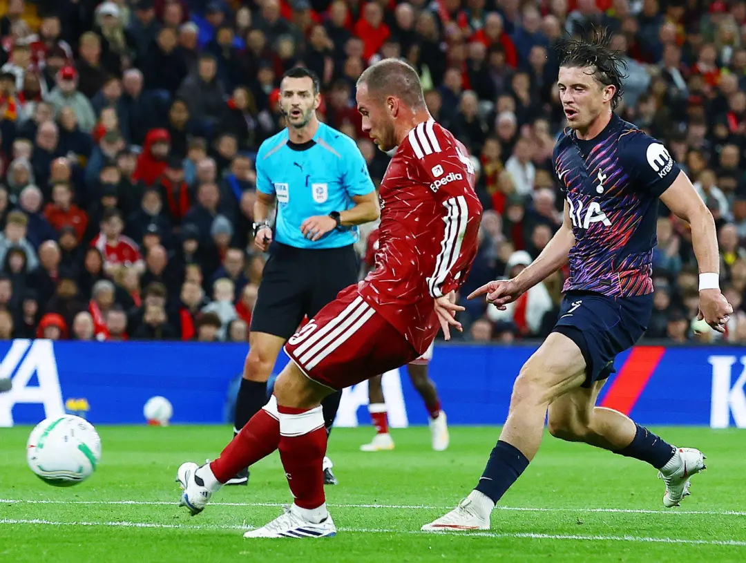 Liverpool 3 a 1 Tottenham no EFL Cup. Mamardashvili fez defesas importantes, inclusive uma com uma mão contra o gol de …