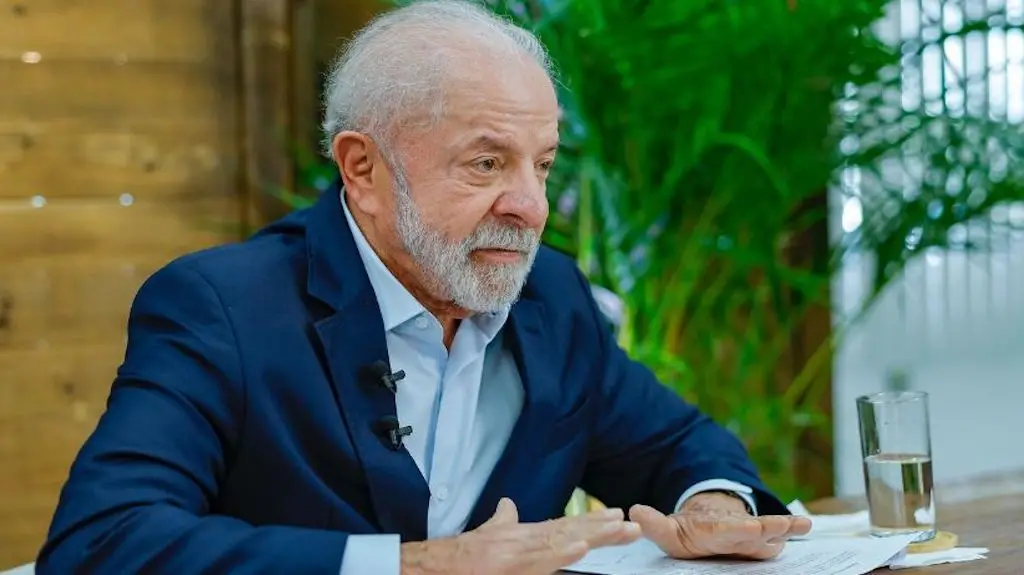 Lula mantém vantagem sobre Flávio Bolsonaro em pesquisas, com 43% das intenções de voto em um cenário de segundo turno …