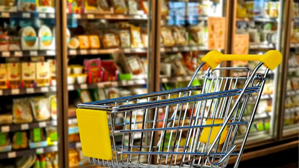 Vendas do varejo recuaram 0,8% em julho, abaixo do esperado pelo mercado. Essa queda mostra que o consumo tá mais apert…