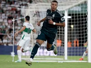 Real Madrid vence Elche e cola no Barcelona após marcar nos acréscimos. Um empate técnico na competição, mas a pressão …