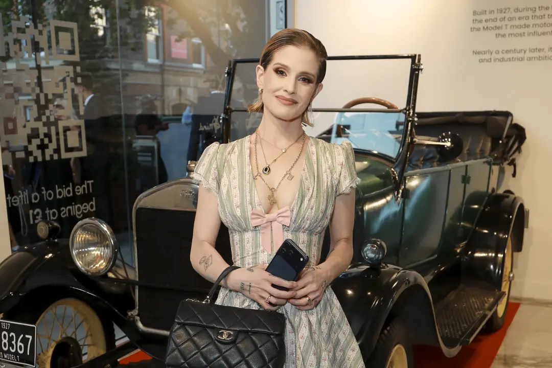 Kelly Osbourne falou sobre o afastamento da irmã Aimee Osbourne, dizendo que elas são como água e óleo. A diferença ent…