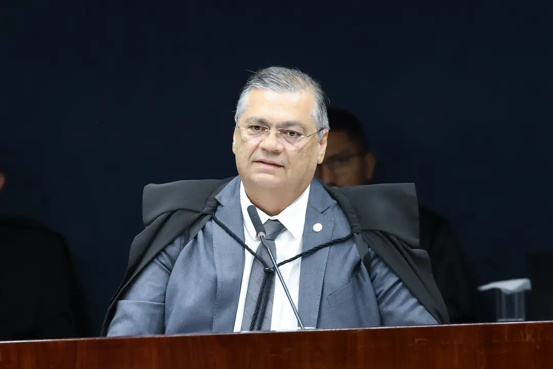 Flávio Dino retira voto e pede vista no STF, suspendendo o julgamento sobre Moraes e Mendonça até dia 23. Essa mudança …