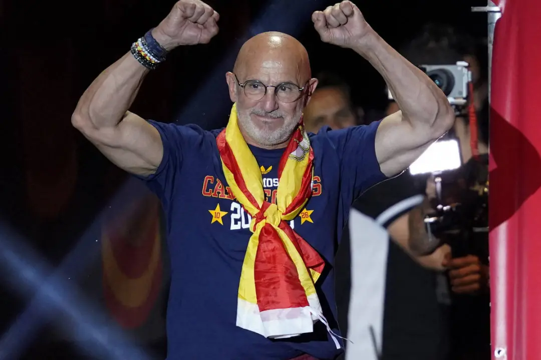 Luis de la Fuente renova contrato com a seleção espanhola até 2030, após o título da Eurocopa de 2024. A permanência de…