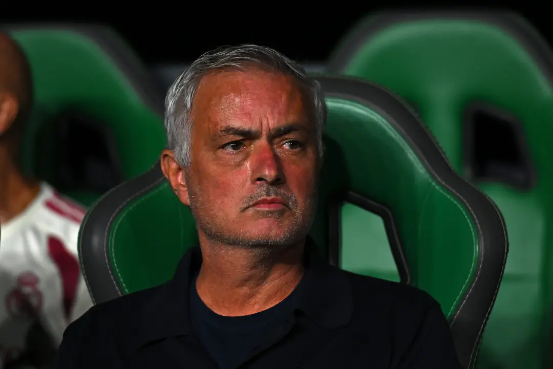 Real Madrid venceu o Elche por 3 a 2 no La Liga, com Espi marcando o gol do fim. O Mourinho admitiu preocupação com o d…