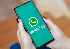 WhatsApp testa suporte a 3 contas no mesmo iPhone na versão beta para iOS 26.37.10.15. Isso ajuda quem gerencia três nú…
