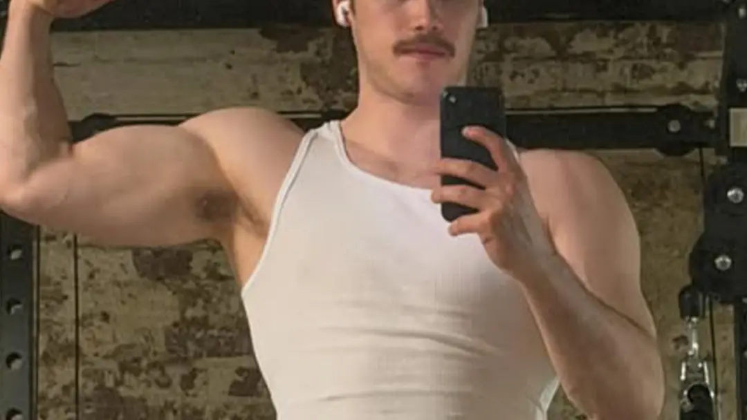 Paul, ator canadense de Adultos, mostrou os abdominais no espelho. Parece que a ascensão dele na Hollywood tá forte. A …