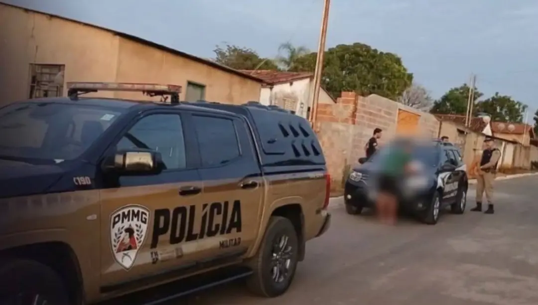 Urucuia, em Minas, registrou prisão de um homem investigado por violência doméstica. Junto com ele, a polícia encontrou…