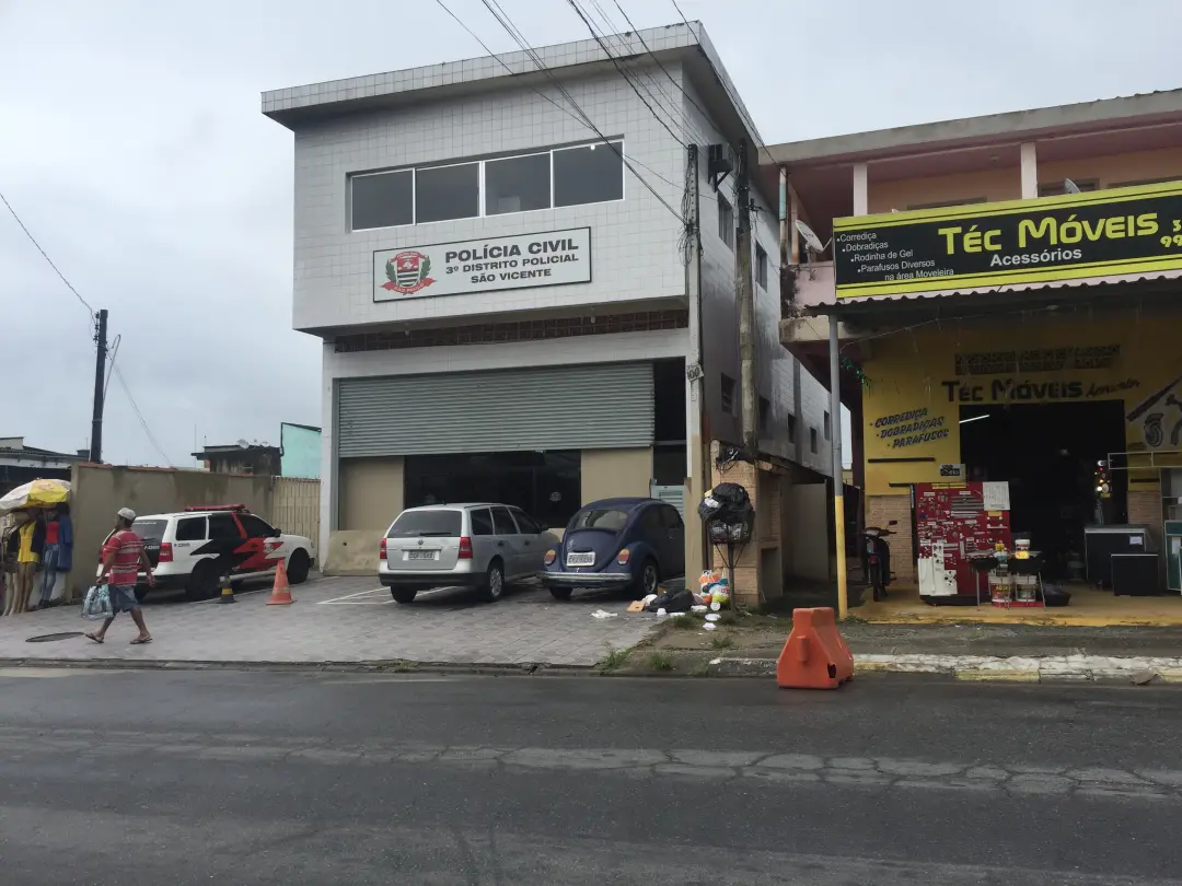 São Vicente, litoral de SP, um homem de 46 anos usando tornozeleira eletrônica foi morto a tiros em ponto de ônibus. A …