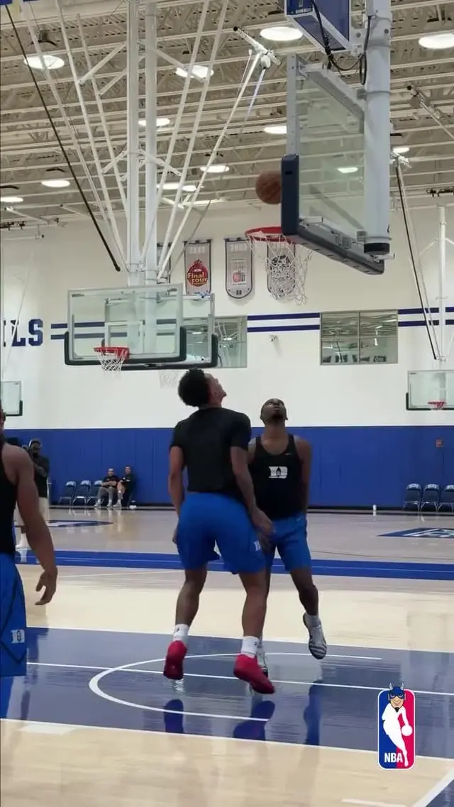 Kyrie, Jayson Tatum e Paolo jogando basquete informalmente contra o time atual do Duke. É interessante ver a dinâmica d…