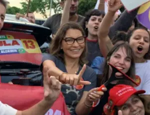 Janja adesivou carros em Brasília, cantando jingle de Lula enquanto o plenário do STF discutia investigação sobre Morae…