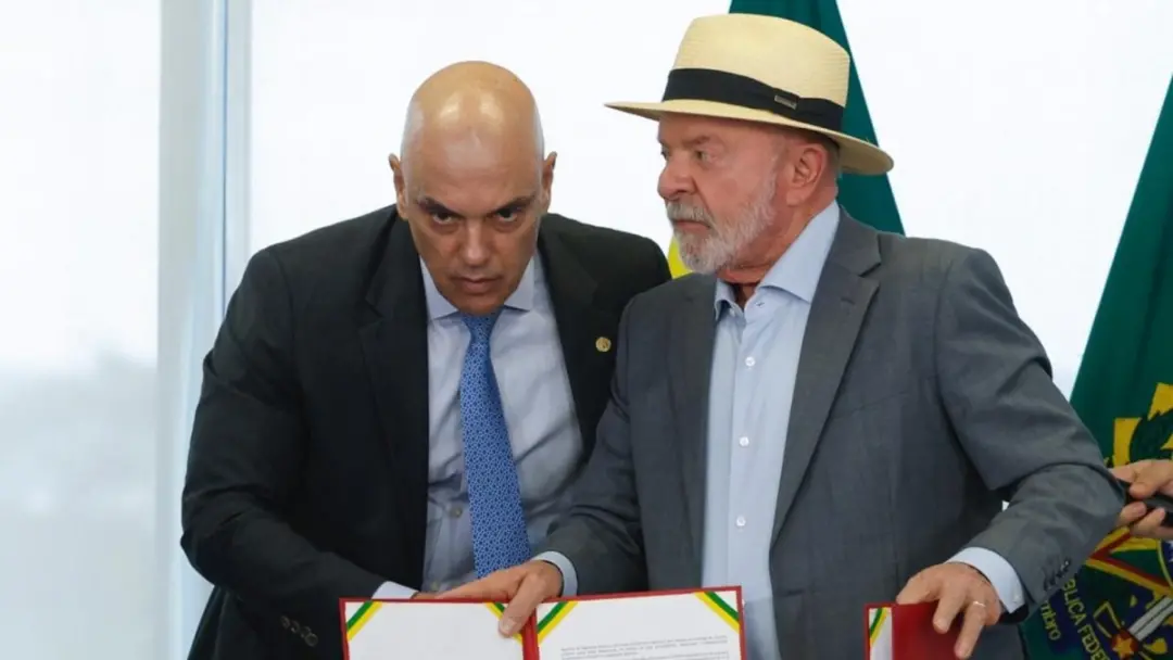 Pedido de vista de Flávio Dino suspendeu o julgamento sobre Moraes no STF, mantendo a crise aberta durante a eleição. M…