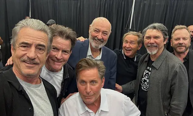 Reunião de galãs de filmes anos 80 aconteceu, quase 40 anos depois do Young Guns, para uma selfie em grupo. É legal ver…