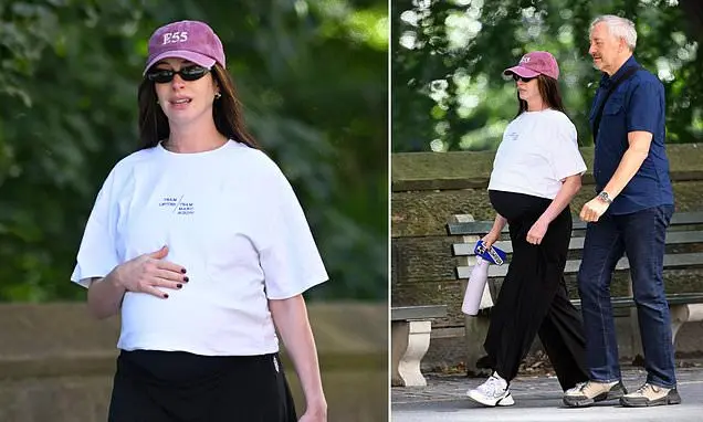 Anne Hathaway, 43 anos, caminhou em um parque em Nova York enquanto se preparava para o terceiro filho, apesar das acus…