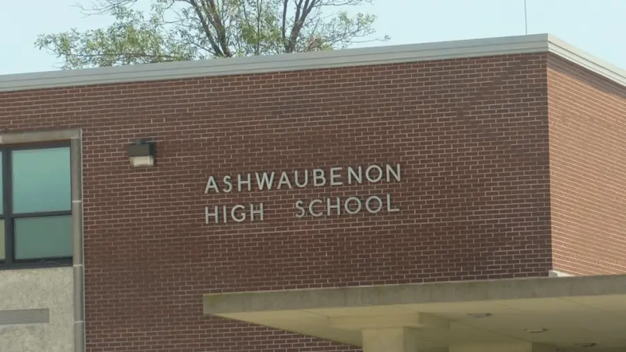 Packers levando jogadores para jogo de futebol em Ashwaubenon High School. A presença deles junto aos torcedores mostra…