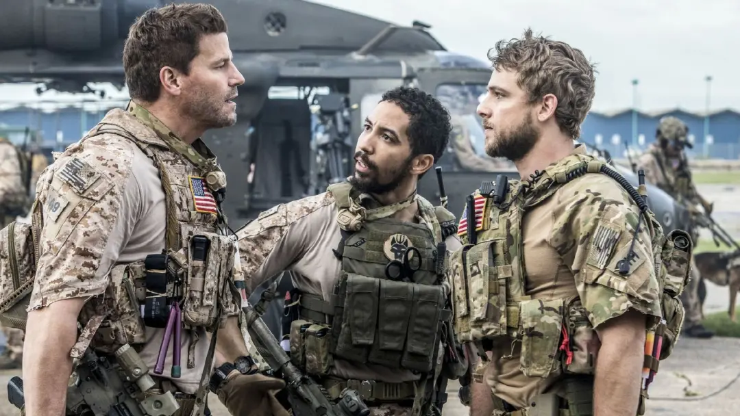 David Boreanaz vai com uma série de guerra de 114 episódios que volta a vida depois de quase dois anos. Ele é um ator q…